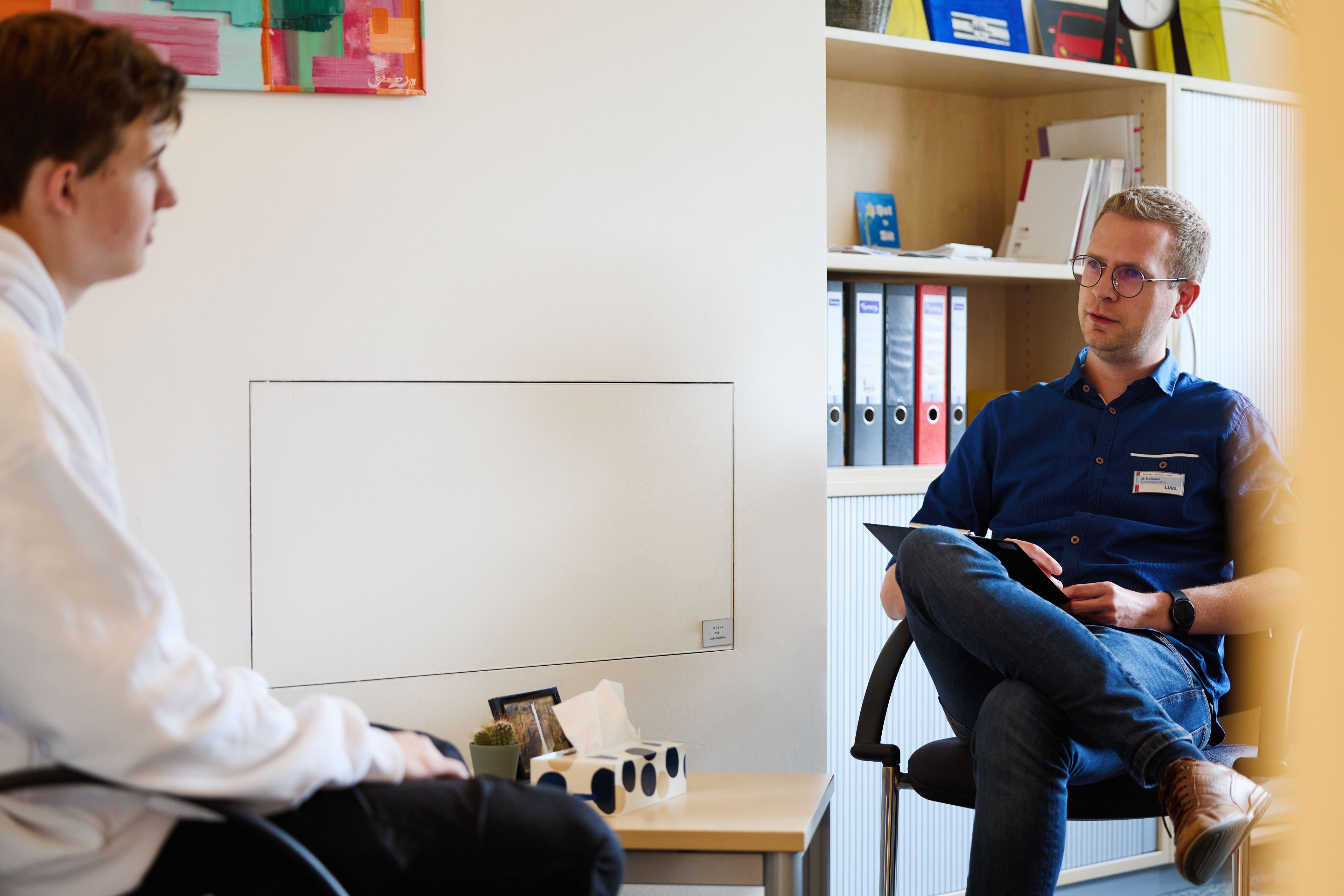 Leute unterhalten sich in einem Therapiezimmer
