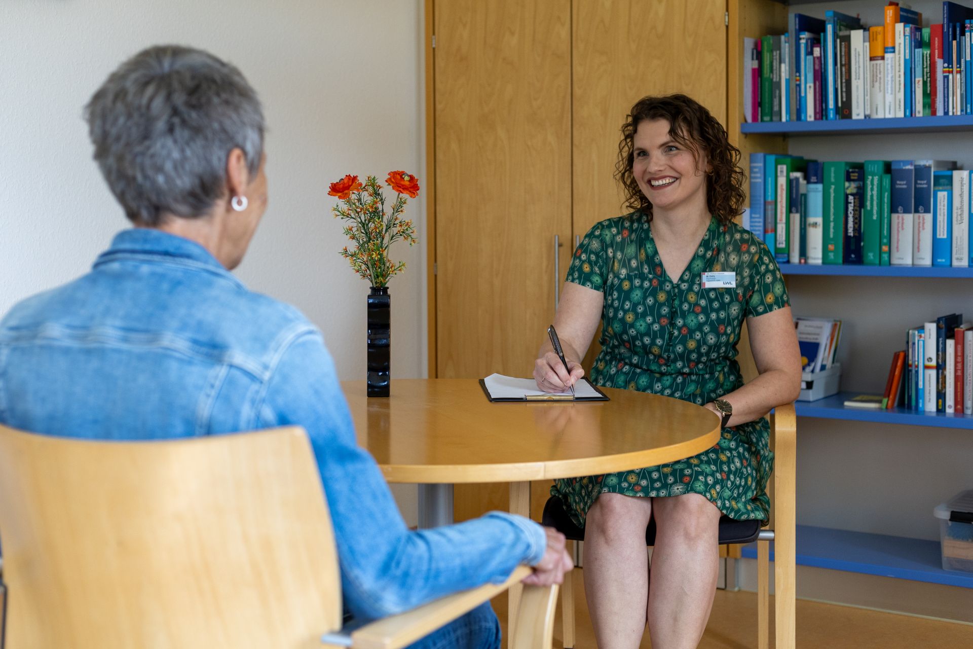 Leute unterhalten sich im Freien im Sommer