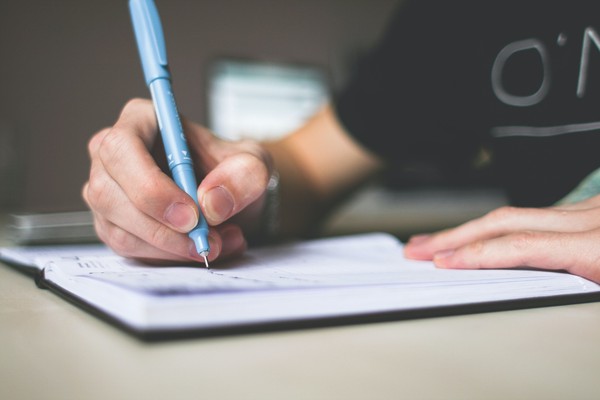 Person hakt eine Checkliste ab
