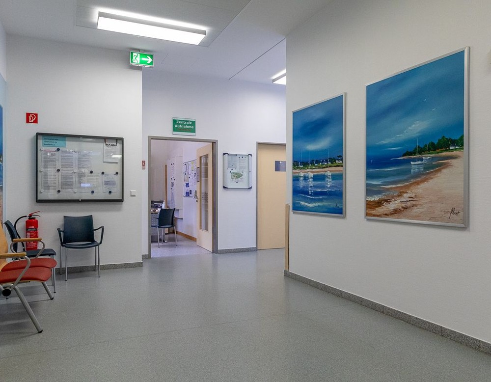 Wartebereich im Haus 07 auf dem Gelände des LWL-Klinikums Gütersloh mit Wanderbildern und Anmelderaum