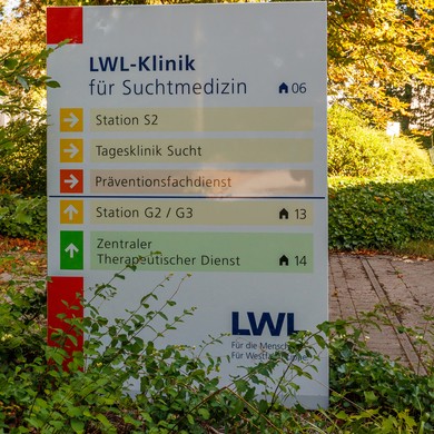 Infostele vor der Tagesklinik Halle an der Moltkestraße