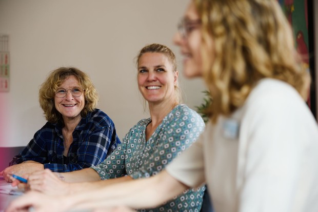 Drei Personen im Dialog