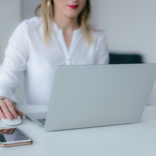 Mitarbeiterin, die an einem Laptop sitzt