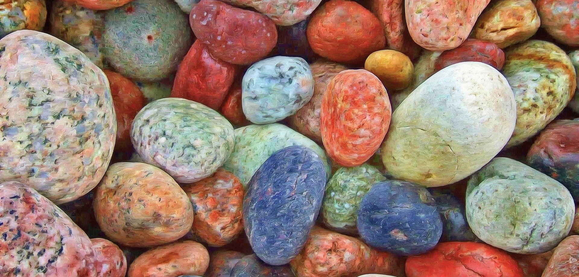 Ganz viele verschiedene bunte Steine liegen auf einem großen Haufen
