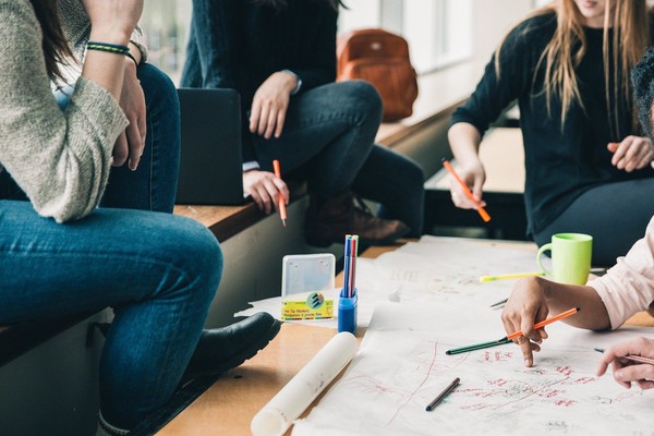 Schülerinnen und Schüler machen Gruppenarbeit