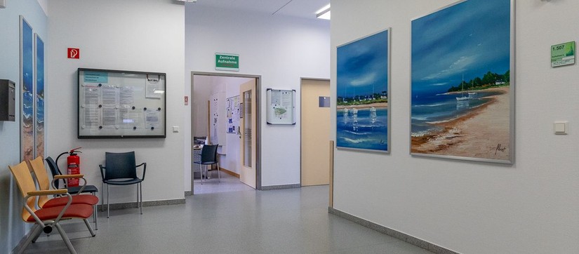 Warteraum mit Wandbildern