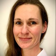 Person guckt in die Kamera