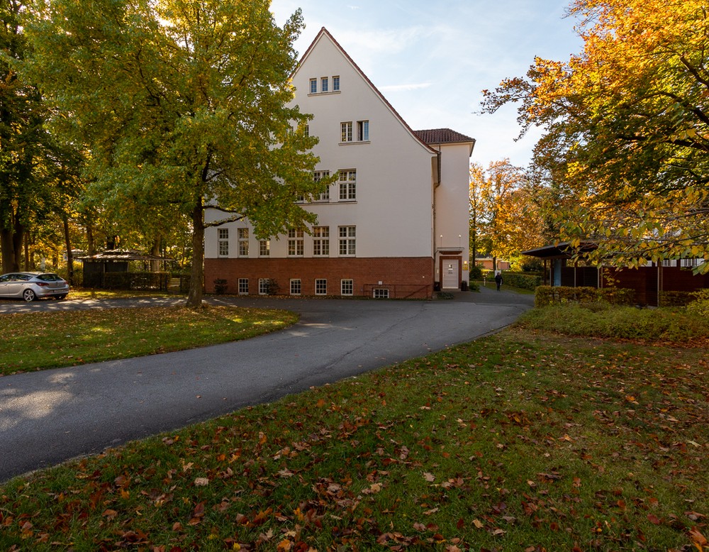 Haus mit mehreren Geschossen und Bäume