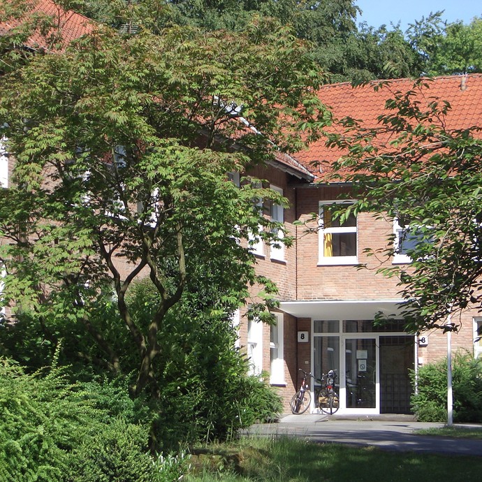 Eingang der Tagesklinik Sucht im Haus 08 (vergrößerte Bildansicht wird geöffnet)