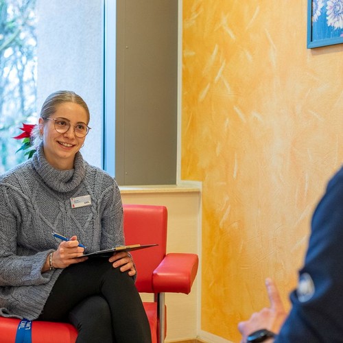 Zwei Personen in einem Gespräch