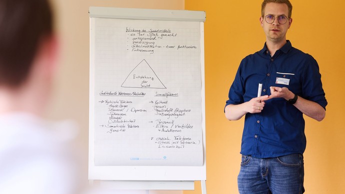 Mann neben Flipchart