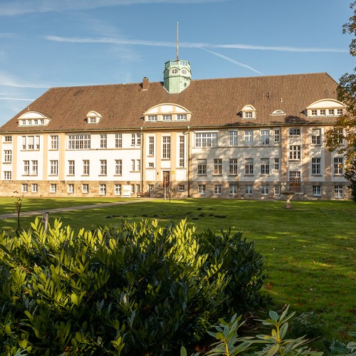 Haus mit mehreren Stockwerken und Wiese
