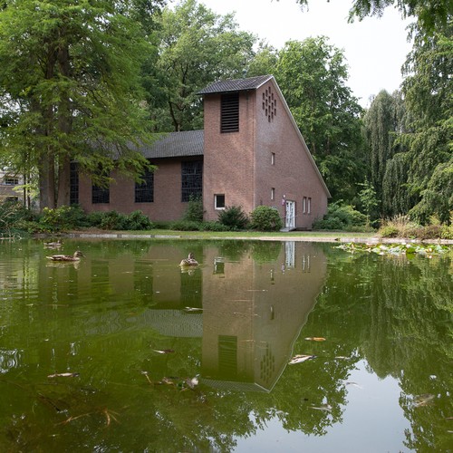 Kirche vor See