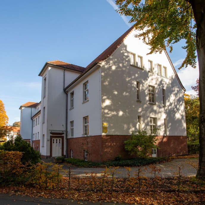 Eingang der Tagesklinik Sucht im Haus 08 (vergrößerte Bildansicht wird geöffnet)